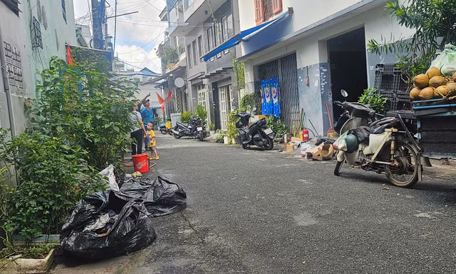 Cháy nhà trong đêm, hàng xóm phá cửa cứu hai mẹ con