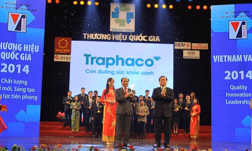 Ông Trần Túc Mã - TGĐ Traphaco vinh dự nhận biểu trưng thương hiệu.