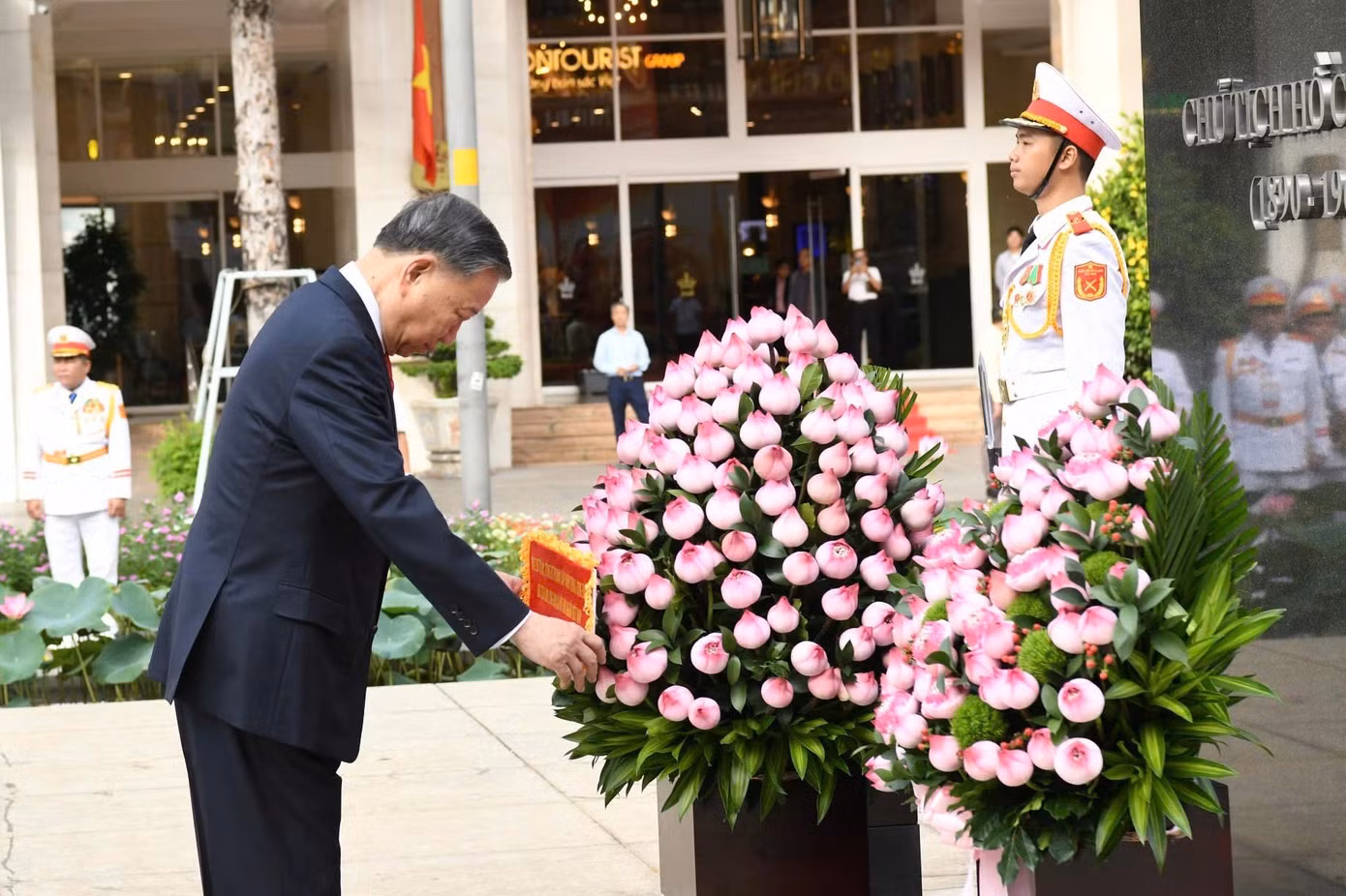 Tổng Bí thư, Chủ tịch nước Tô Lâm dâng hoa tưởng nhớ Chủ tịch Hồ Chí Minh.