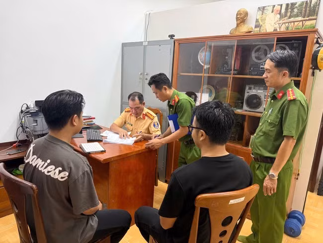 Đội CSGT Hàng Xanh làm việc với thanh niên bốc đầu xe.