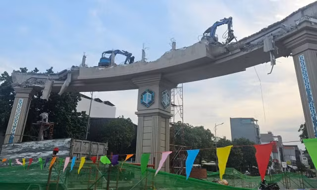 Hối hả tháo dỡ nhà, cổng chào... mở rộng quốc lộ 13 ở TPHCM