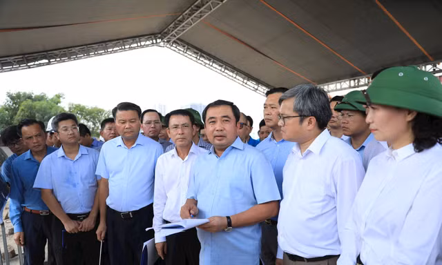 Bí thư Hà Nội kiểm tra các dự án giao thông hướng tâm quan trọng 