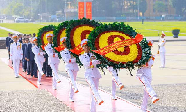 Lãnh đạo Đảng, Nhà nước vào Lăng viếng Bác và dâng hương tưởng niệm các Anh hùng liệt sĩ