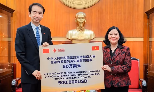 Tiếp nhận 500.000 USD từ Chính phủ Trung Quốc hỗ trợ Việt Nam khắc phục hậu quả bão lũ 