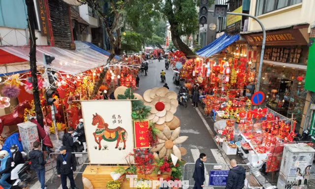 Chuyên gia giải mã 'sức hút trăm năm' của Chợ hoa Hàng Lược