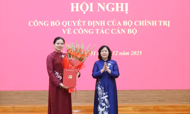 Công bố quyết định của Bộ Chính trị về công tác cán bộ