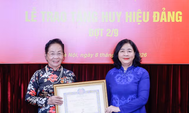 Nguyên Phó Chủ tịch nước Nguyễn Thị Doan nhận Huy hiệu 45 năm tuổi Đảng