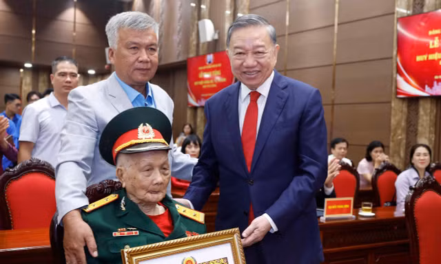 Tổng Bí thư, Chủ tịch nước Tô Lâm: Người đảng viên phải sống có lý tưởng, có trách nhiệm với Đảng, Tổ quốc, Nhân dân