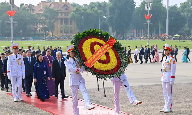 Đại biểu dự Đại hội MTTQ lần thứ XI vào Lăng viếng Chủ tịch Hồ Chí Minh
