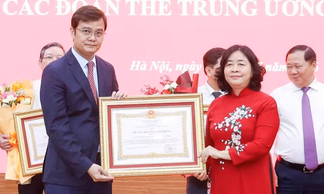 Trung ương Đoàn nhận Huân chương Lao động hạng Ba