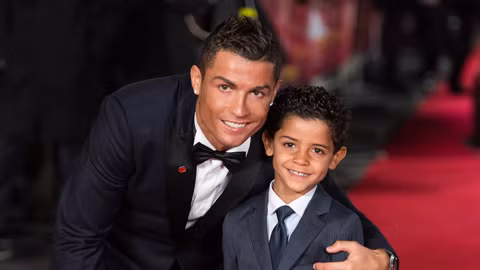 Ronaldo thuê người đẻ cặp con sinh đôi?