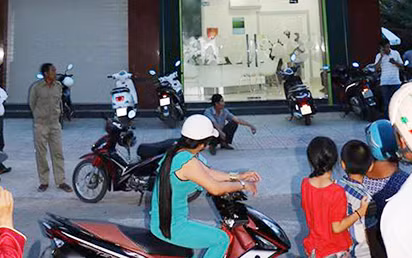 Người đàn ông bịt mặt cướp 2 tỷ đồng trong ngân hàng