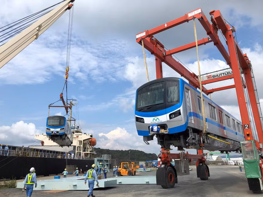 Đoàn tàu được vận chuyển ra cảng để rời Nhật Bản về TPHCM. Ảnh MAUR.