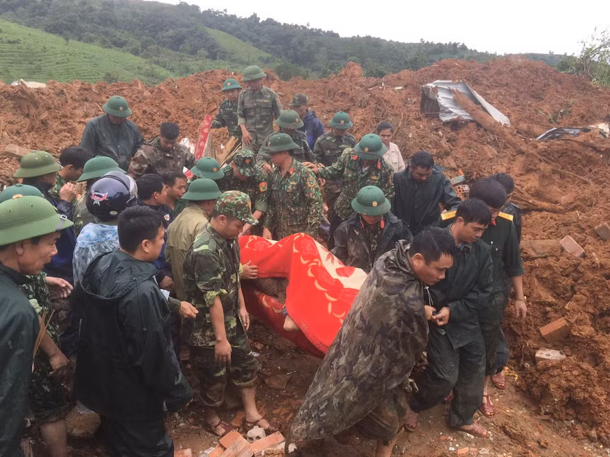 Lực lượng cứu hộ đưa thi thể một quân nhân hy sinh ra khỏi hiện trường vụ sạt lở
