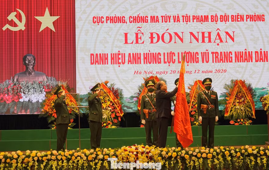 Phó Thủ tướng thường trực Trương Hòa Bình trao tặng danh hiệu Anh hùng LLVT nhân dân cho Cục PCMT&TP Bộ đội Biên phòng, chiều 20/12