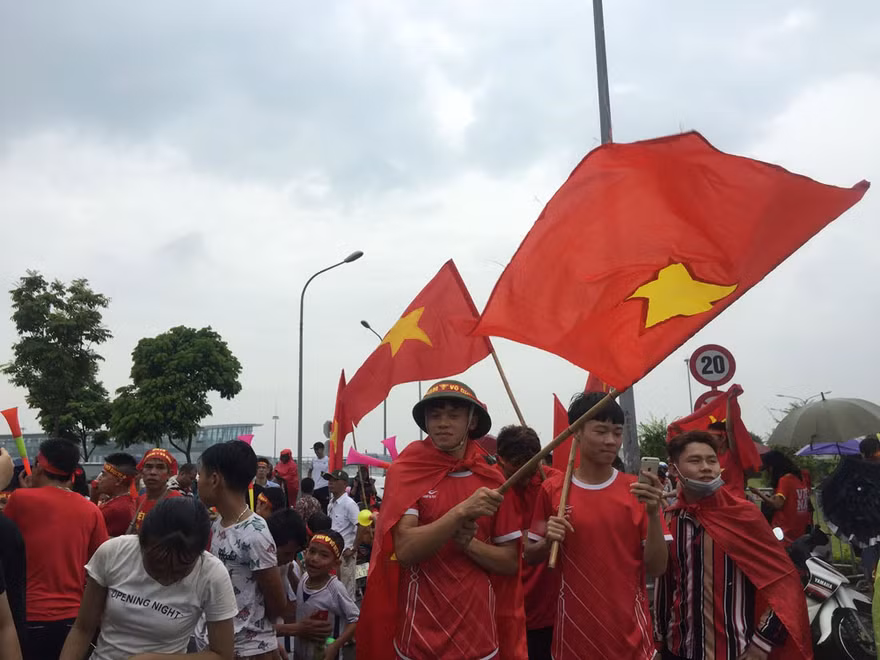 Hàng nghìn CĐV đánh trống, vẫy cờ chào đón Olympic Việt Nam