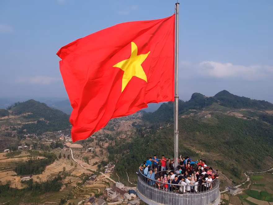 Dòng người nườm nượp lên cột cờ Lũng Cú dịp lễ 30/4-1/5