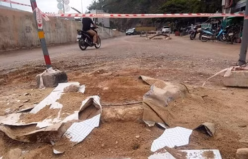 Hố công trình được đậy lại bằng nắp sắt sau khi bé trai bị rơi xuống.