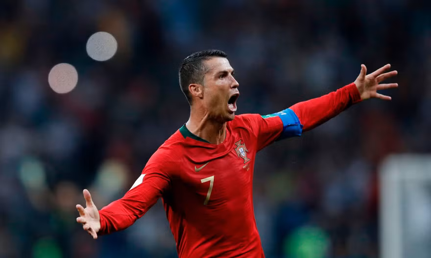 Mục kích Ronaldo 'cân' cả đội tuyển Tây Ban Nha 