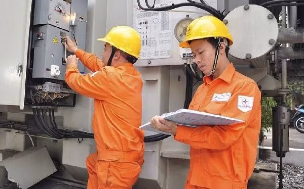 Nhiều nhóm khách hàng sẽ được giảm tiền điện khi nhận được hóa đơn từ đầu tháng 7 tới. Ảnh: Lao Động
