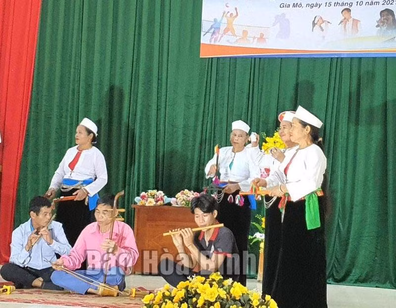 Câu lạc bộ hát đối, thường rang, bộ mẹng xã Gia Mô (Tân Lạc) biểu diễn làn điệu dân ca và nhạc cụ dân tộc trong buổi ra mắt. Ảnh: Báo Hòa Bình