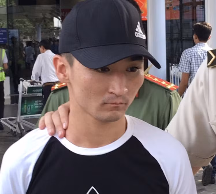 Tên móc túi bị bắt quả tang.