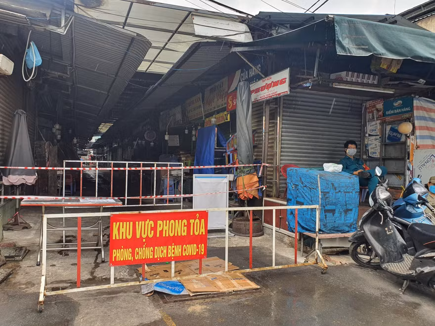 Ngày 5/7, lực lượng chức năng quận 1, TPHCM đang phong tỏa chợ Tân Định để điều tra dịch tễ, thực hiện các biện pháp phòng chống COVID-19.