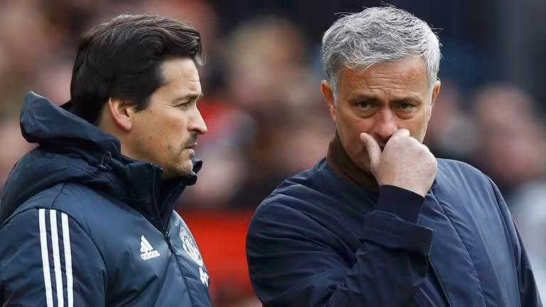 ‘Cánh tay phải’ của Mourinho bất ngờ rời M.U