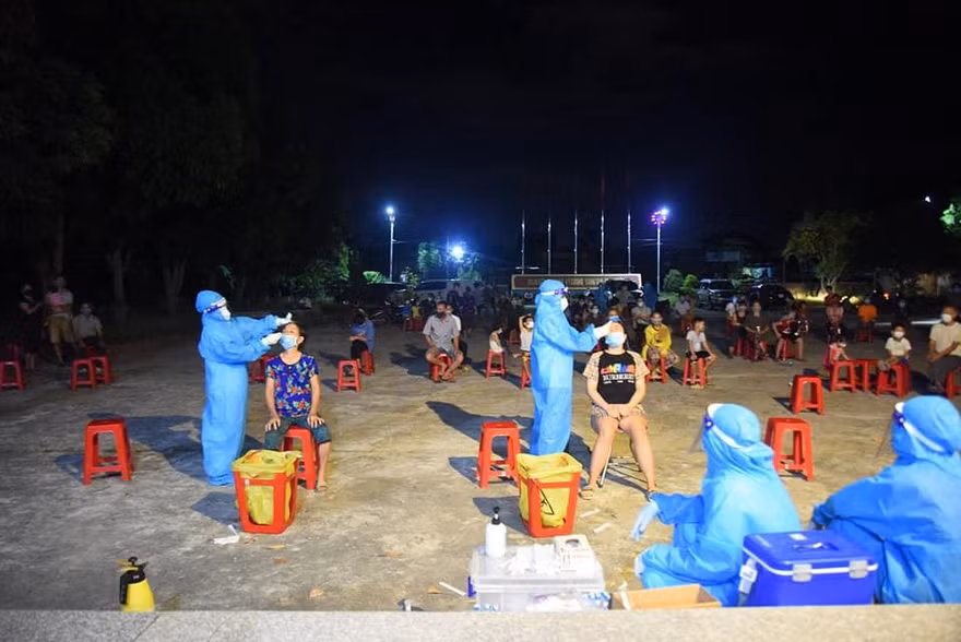 Lấy mẫu xét nghiệm cho người dân ở Nghệ An