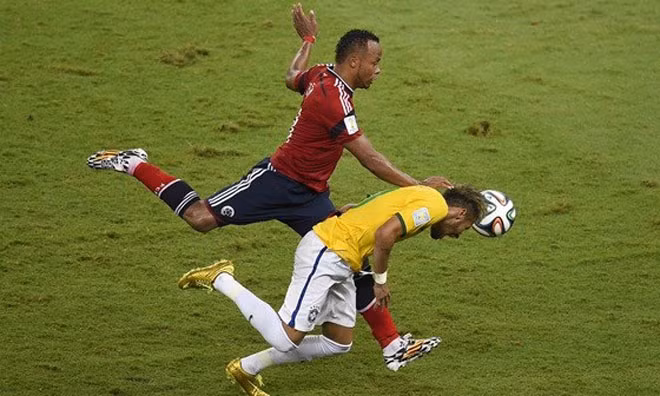 Pha vào bóng của Zuniga khiến Neymar dính chấn thương - Ảnh: Eurosport. 