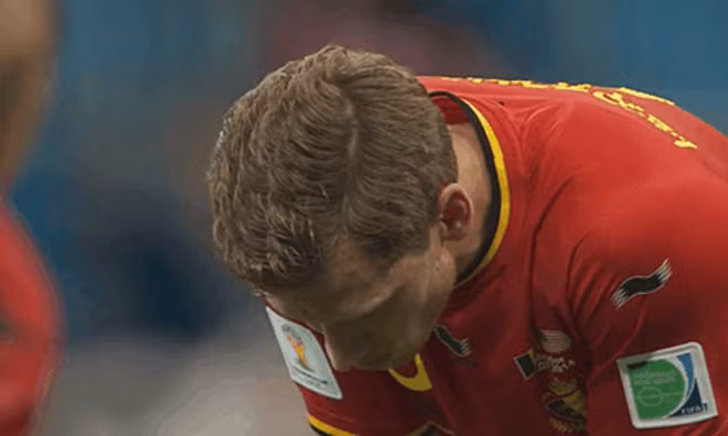 Vertonghen bị nôn thốc nôn tháo trên sân.