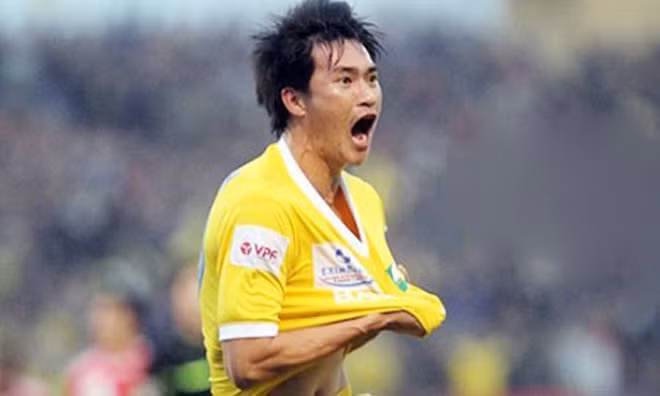 Công Vinh ghi bàn thứ 100 ở V.League