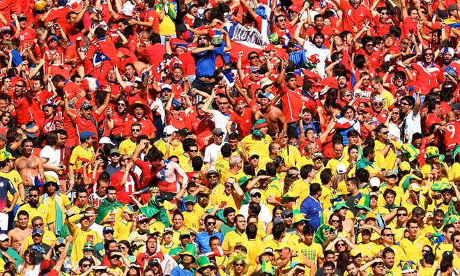 Một góc khán đài ken đặc người của sân Estadio Mineirao ở trận Brazil-Chile.