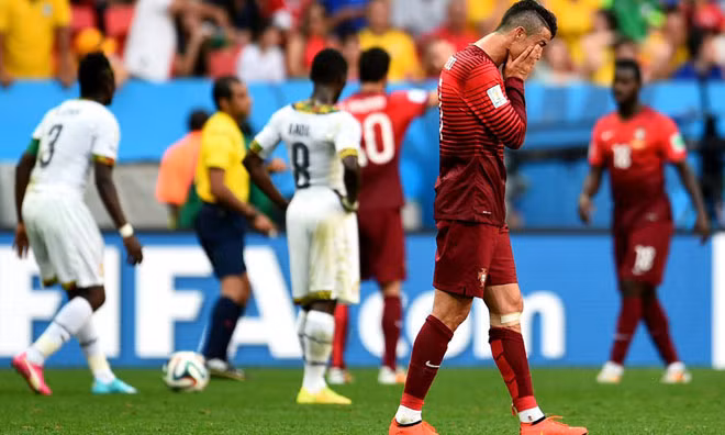 Ronaldo 'khai hỏa', Bồ vẫn phải tức tưởi hồi hương