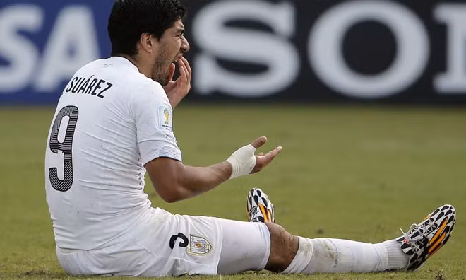 Nếu lại cắn người, Suarez sẽ bị trừ lương.