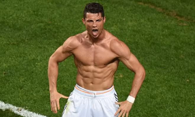 Cởi trần mừng bàn thắng, Ronaldo 'học' phong cách Balotelli