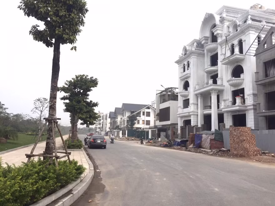 Trái phiếu của doanh nghiệp bất động sản với lãi suất cao từ 8-12%/năm.