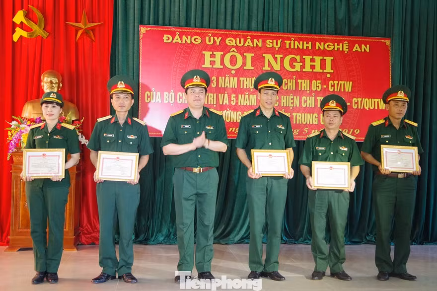  Thượng tá Thái Đức Hạnh,, Chính ủy Bộ CHQS tỉnh Nghệ An trao Giấy khen cho 5 tập thể có thành tích xuất sắc trong thực hiện Chỉ thị 05 giai đoạn 2016-2019 