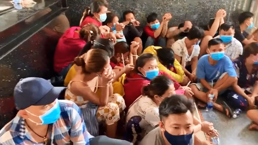 Hàng chục con bạc bị bắt quả tang khi đang tập trung sát phạt trong ngày giãn cách xã hội.