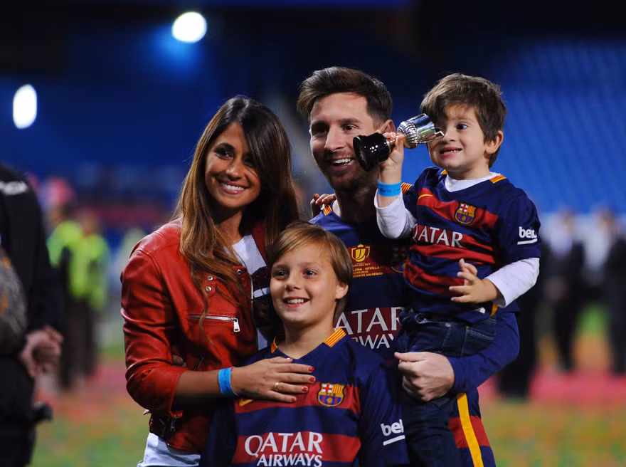 Messi quyết định cho con trai (phải) vào lớp "mẫu giáo" bóng đá.