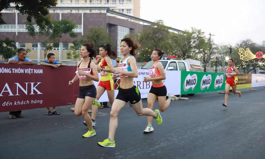 Các VĐV trên đường đua tuyển nữ 5km. Ảnh: Hồng Vĩnh.