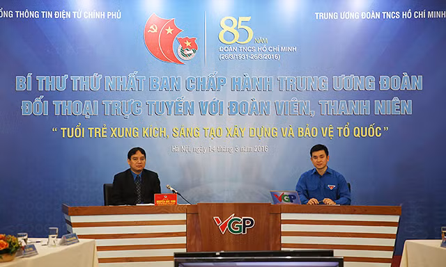 Bí thư thứ nhất BCH Trung ương Đoàn Nguyễn Đắc Vinh trao đổi với đoàn viên, thanh niên cả nước. Ảnh: VGP