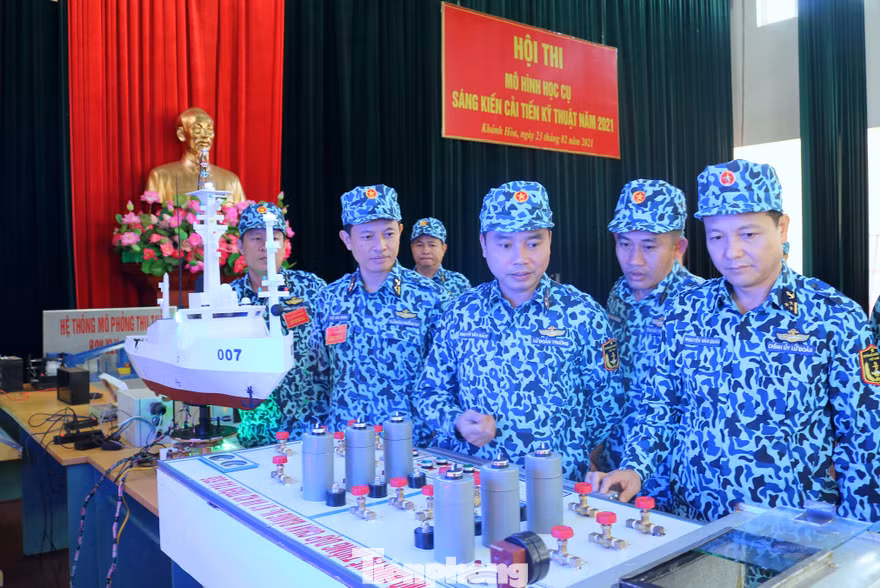 Lãnh đạo Lữ đoàn tàu ngầm 189 tham quan các sản phẩm dự thi