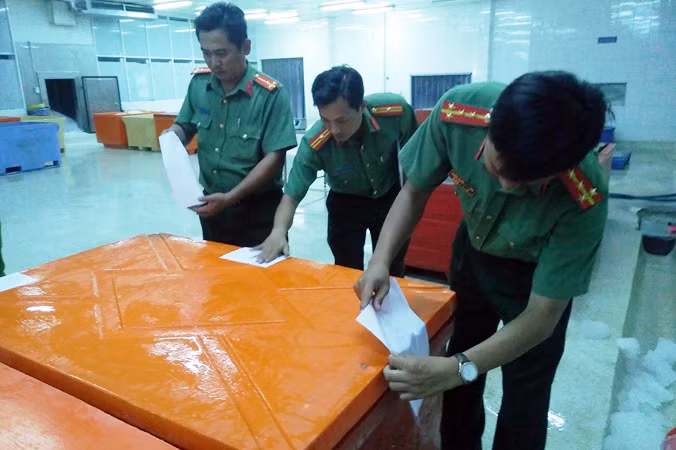 Lực lượng chức năng phát hiện, thu giữ tôm chứa tạp chất tại Cà Mau.