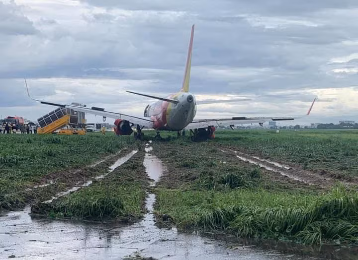 Máy bay của Vietjet trượt khỏi đường băng vào trưa 14/6.