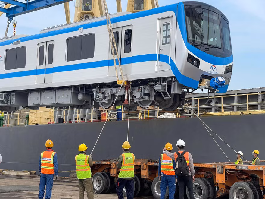 Cận cảnh bốc dỡ hai đoàn tàu Metro số 1 vừa cập cảng Khánh Hội