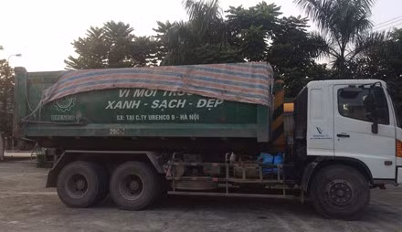 Chiếc xe tải đổ thải bị người dân bắt tại trận.