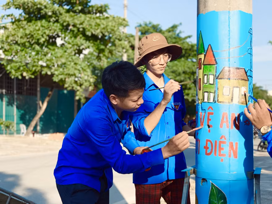 Cột điện ‘nở hoa’ giữa phố núi Hà Tĩnh
