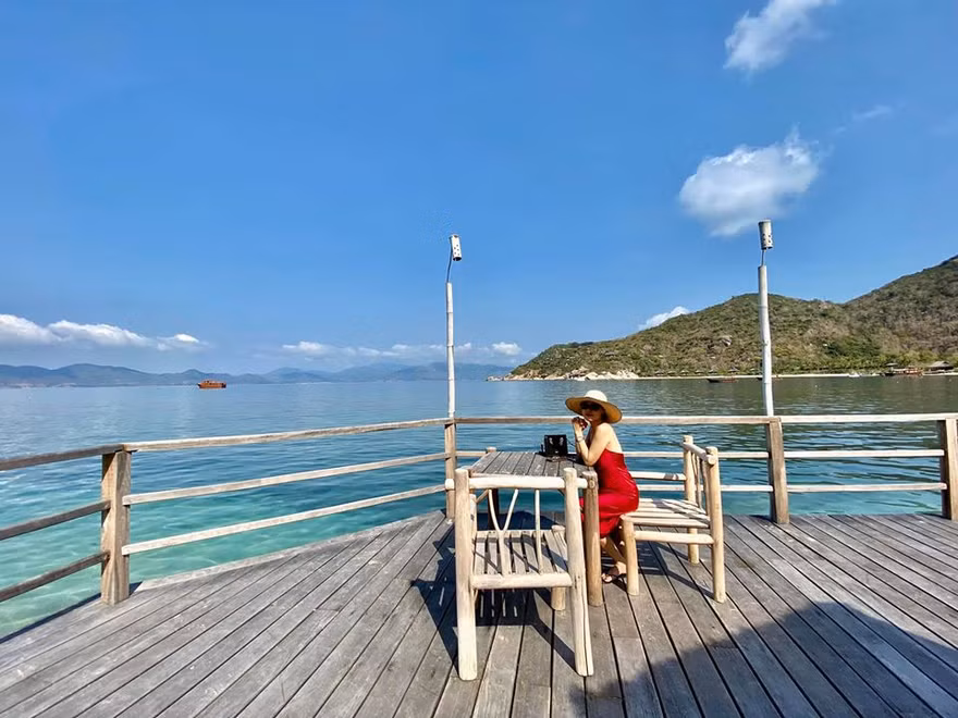 Nhiều người dân bắt đầu đi du lịch khi các chương trình giảm giá, kích cầu nội địa khởi động sau dịch COVID-19.