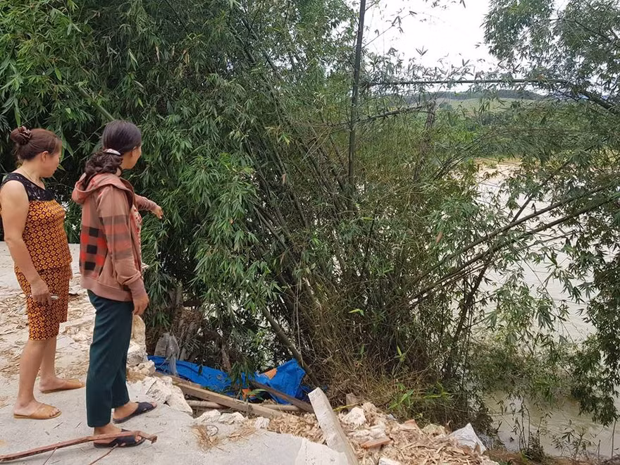 Hàng chục hộ dân Nghệ An sống bên 'miệng hà bá'